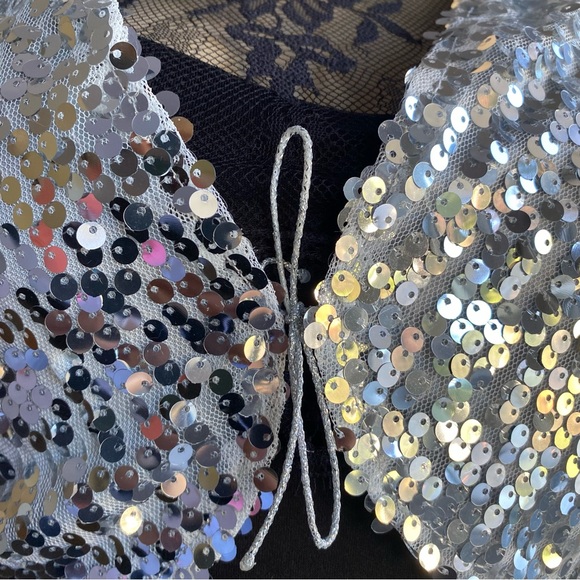 LONG SLEEVE SILVER SEQUINS SHORT BOLERO JACKET. Sizes S-M - Picture 7 of 13